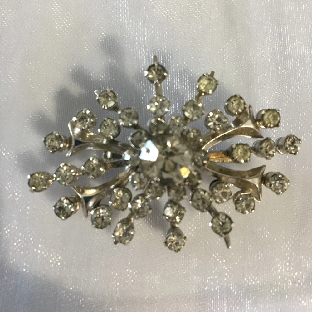 Vintage‎ riveted clear rhinestone brooch